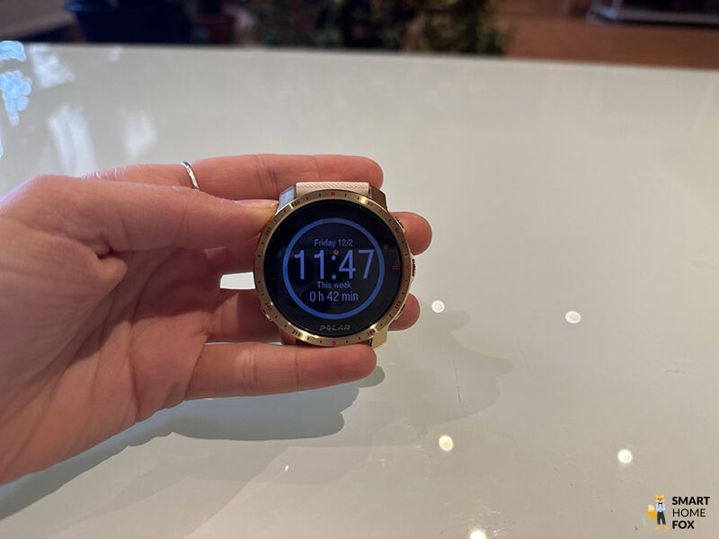 Man sieht das Watdchface der Polar Grit X Pro.